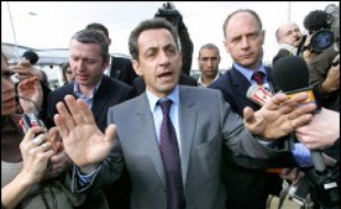 Nicolas Sarkozy, candidat UMP: "Franchement, j'espère que Mme Royal a d'autres idées (...) Vous pensez que c'est avec çà (l'entrée des régions au capital) qu'on pourrait sauver Airbus?". Airbus "est une réussite européenne qu'on ne peut pas laisser tomber. Je ne suis pas décidé à laisser tomber Airbus".