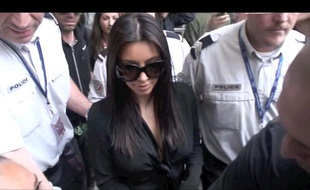 Kim Kardashian à son arrivée à l'aéroport de Nice pour participer au Festival de Cannes, le 22 mai 2012.
