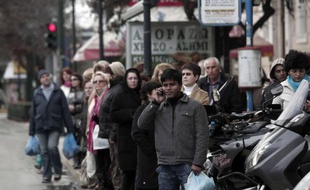 Des Grecs attendent le bus, à Athènes, le 7 février 2012, après un mouvement de grève de 24 heures.