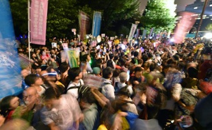 Des manifestants protestent le 18 septembre 2015 à Tokyo contre les lois de défense voulues par le Premier ministre Shinzo Abe