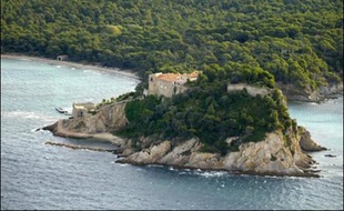 L'épouse du président Nicolas Sarkozy, Cécilia, est arrivée jeudi après-midi au fort de Brégançon (Var), résidence officielle du chef de l'Etat où son époux pourrait la rejoindre vendredi.