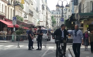 Paris, le 17 mai 2017. La rue Cler en partie fermée depuis l'entre-deux-tours de la Présidentielle.