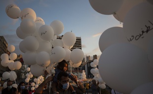 Le 4 octobre 2020, deux mois après une explosion qui a ravagé Beyrouth, des personnes ont organisé un lâcher de ballons blancs avec les noms des victimes