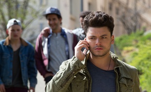 Kev Adams dans Amis publics d'Edouard Pluvieux