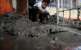 Les travaux de nettoyage ont démarré jeudi à Manille, après quatre jours de violentes précipitations qui ont inondé la moitié de la capitale des Philippines, causé la mort de 16 personnes et obligé 400.000 habitants à fuir leur logement.