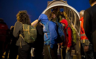 Des rescapés du séisme au Népal à leur arrivée le 30 avril 2015 à l'aéroport Charles de Gaulle à Roissy-en-France