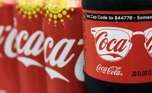 Bouteilles et canettes de Coca-Cola.