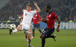 Lille, le 23 octobre 2012. Match aller du Losc face au Bayern (0-1). Ici, le Lillois Chedjou a la lutte avec le munichois Kroos.