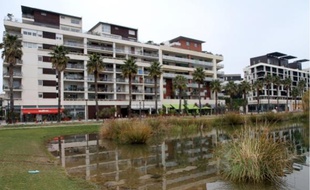 Les maisons sur toit de cet immeuble, avec vue sur le bassin, partent à 850 000 € les 110 m2.