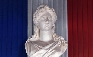 Le buste d'une Marianne, symbole de la République, devant un drapeau tricolore