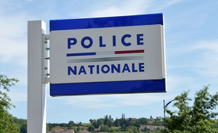 Une enseigne de poste de police. (illustration)