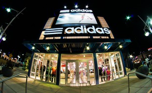 Une boutique Adidas.