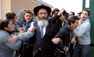 "M. Netanyahu veut lancer un message de solidarité avec les victimes du terrorisme, à la fois les victimes juives et non juives du terrorisme, et il veut souligner l'importance d'une action internationale unifiée contre le terrorisme", a précisé son entourage. Les quatre victimes de la tuerie de Toulouse avaient été enterrées en Israël dans un climat de vive émotion.