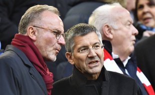 Les dirigeants du Bayern Munich, ici le président Herbert Hainer (dr.) et le directeur général Karl-Heinz Rummenigge, militent pour un salary cap européen.