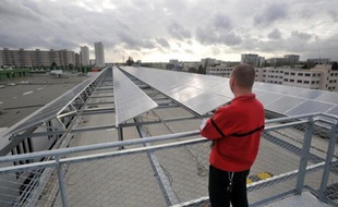 L'association Enerplan, qui regroupe les professionnels de l'énergie solaire en France, a présenté jeudi douze mesures à l'attention des candidats à l'élection présidentielle et aux législatives, visant à relancer le secteur et en faire un levier de croissance et d'emploi.