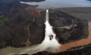 Le déversoir du barrage d'Oroville, en Californie, lundi 13 février.