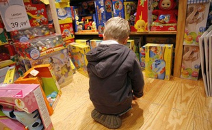 Un enfant dans un rayon de jouets.