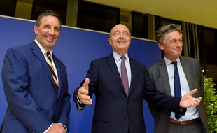 Joseph DaGrosa, tout sourire, aux côtés d'Alain Juppé et de Nicolas de Tavernost.