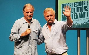 Noël Mamère avec José Bové, tête de liste de la région Sud-Ouest aux Européennes, lors d'un meeting «Europe Ecologie».