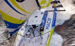 Le Français François Gabart continuait mercredi soir de mener tambour battant la flotte du Vendée Globe dans l'océan Indien, son compatriote Armel Le Cléac'h le suivant à une douzaine de milles et les deux skippers se marquant à la culotte.
