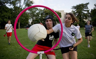 Le Paris Frog Quidditch, lors d'une séance d'entraînement à la Cité Internationale Universitaire de Paris, le 10 juillet 2013.