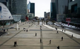 Les salaires ont très peu progressé en France en 2011, ralentissant pour la deuxième année consécutive, et l'écart hommes-femmes est resté important malgré un léger resserrement, selon une étude publiée jeudi par l'Insee.
