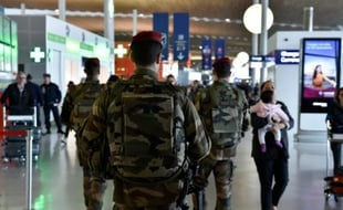 Militaires français en patrouille le 23 mars 2016 à l'aéroport Charles de Gaulle à Roissy