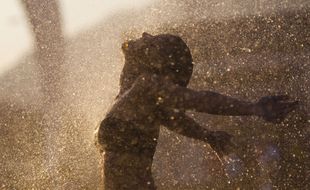 Une femme sous un jet d'eau à Rio de Janeiro, au Brésil en 2011.