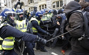 La police et des manifestants, près de la Bank of England, le 1er avril 2009, à Londres.