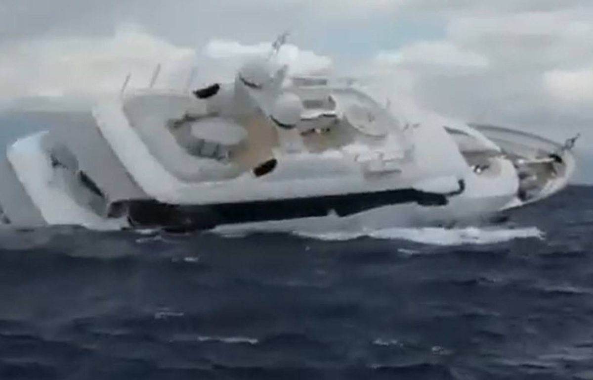 Yacht di lusso naufragarono e affondarono dopo la tempesta