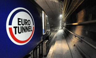 La Commission européenne a sommé jeudi la France et le Royaume-Uni de faire baisser les tarifs imposés aux trains pour passer dans le tunnel sous la Manche exploité par Eurotunnel, des prix qu'elle considère être un obstacle au développement du trafic ferroviaire, notamment pour le fret.