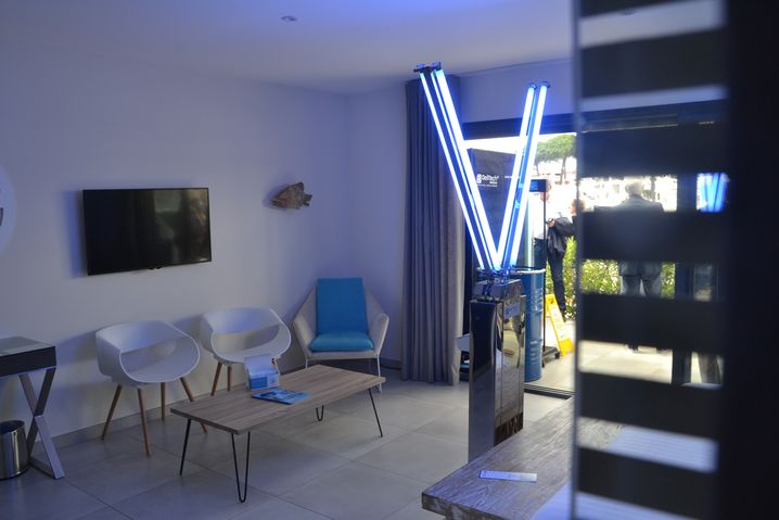 Le robot Deeplight, dans une chambre de l'hôtel Spinaker, au Grau-du-Roi	