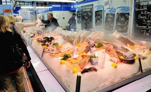 Un vendeur de poisson sur un marché de Lille le 18 août 2013