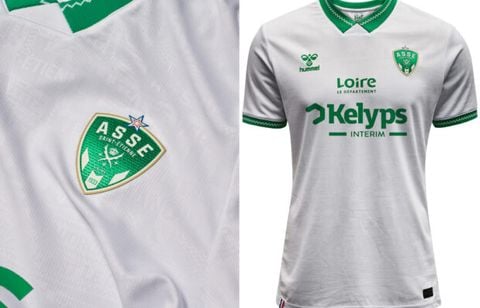 ASSE. Blanc teinté de vert, le maillot extérieur est sorti