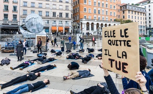 Le collectif de Lyon de collage contre les féminicides prévoit une action choc samedi 9 novembre place Bellecour.