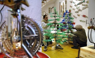 Collecte, remise en état, recyclage ou revente d'objets condamnés à la déchèterie, les "ressourceries", ces boutiques qui allient réduction des déchets et création d'emplois, profitent de la crise et de la sensibilisation aux menaces contre l'environnement.
