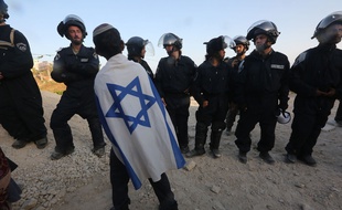 Un colon israélien bloqué par les forces de sécurité israélienne au nord de Ramallah, en Cisjordanie, le 28 juillet 2015.