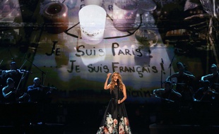 Céline Dion chante «L'Hymne à l'amour» en hommage aux victimes des attentats de Paris, sur la scène des American Music Awards, à Los Angeles, le 22 novembre 2015.