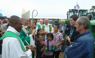 Les agriculteurs ont reçu la bénédicition de Monseigneur d'Ornellas, archevêque de Rennes.
