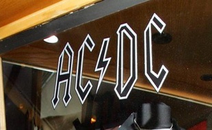 Après la maladie d'un de ses fondateurs, les déboires du mythique groupe de hard rock AC/DC continuent: son batteur Phil Rudd est accusé devant la justice néo-zélandaise