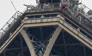 Un homme, vêtu de noir, a escaladé la tour Eiffel en milieu d'après-midi, ce lundi.