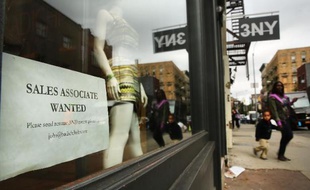 Un magasin de New York affiche une annonce de recrutement sur sa vitrine, le 2 octobre 2014