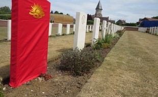 Une des tombes d'un soldat australien identifié, dévoilée le 19 juillet 2019, au cimetière militaire de Fromelles, dans le Nord.