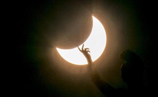 Eclipse solaire partielle visible derrière une statue sur le toit du Musée d'histoire de l'art de Vienne, le 20 mars 2015
