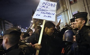 "Non au zoo humaine en 2014" proclame une banderole de manifestants devant le théâtre Gérard Philippe de Saint-Denis, le 28 novembre 2014