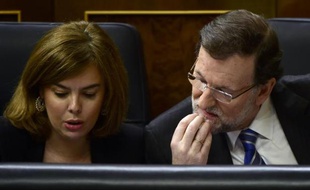 Mariano Rajoy au côté de la vice-présidente du gouvernement espagnol Soraya Saenz de Santamaria, le 24 février 2015 au Parlement de Madrid