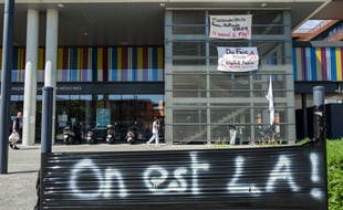 Une manifestation pour réclamer plus de moyens pour l'hôpital public devant le CHU de Toulouse début mai 2020.