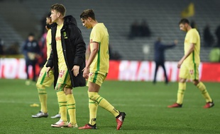 Les Nantais, tête baissée à la fin du match.