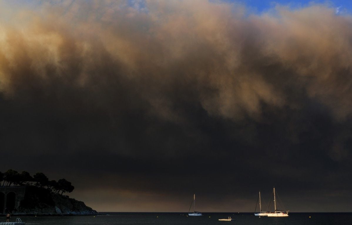 EN DIRECT Incendie dans l'Aude : Le plus gros feu de l'été tue une personne, plus de 11.000 hectares parcourus......