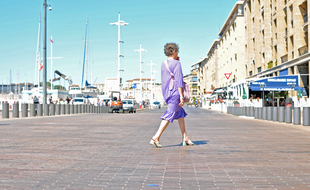 Un piéton sur le quai du Port, à Marseille